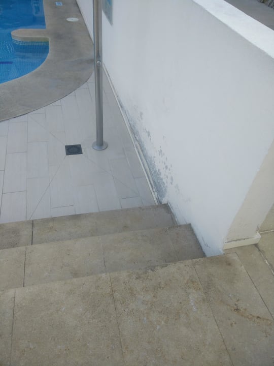 Schimmel an der Dusch Poolwand JS Palma Stay