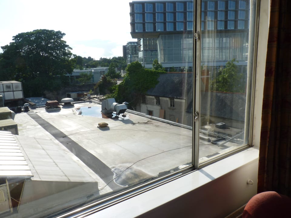 "Netter" Ausblick aus dem 1. Stock Hotel Tara Towers