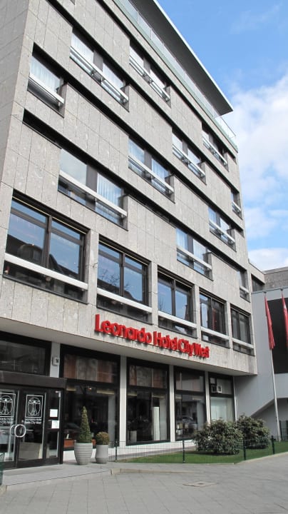 Vor dem Hotel Leonardo Hotel Berlin