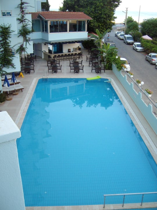 Blick vom Balkon auf die Poolbar Blue Diamond Alya