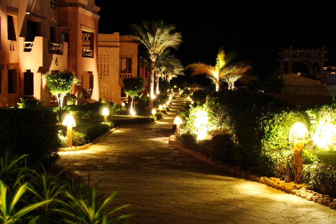 Garten bei Nacht Charmillion Sea Life Resort