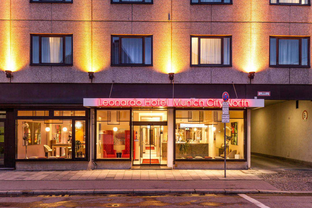 Exterior at Night Leonardo Hotel Munich City North