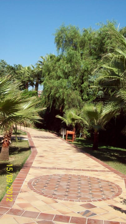 Weg zum Pool, Strand, Restaurant Club Dizalya