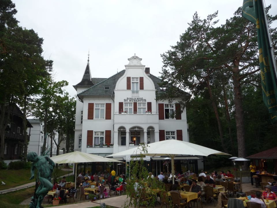 Das Hotel aus Sicht der Strandpromenade Aurelia Hotel St. Hubertus