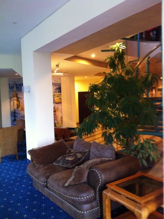 Gemütliche Sitzecke im Eingangsbereich Carathotel Basel