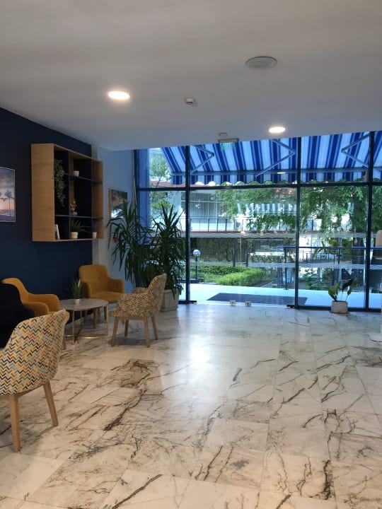 Lobby Hotel Holiday Park