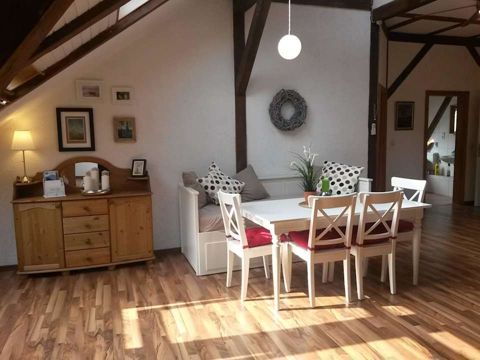 Essbereich mit Schlafsofa Große Ferienwohnung in alter Villa