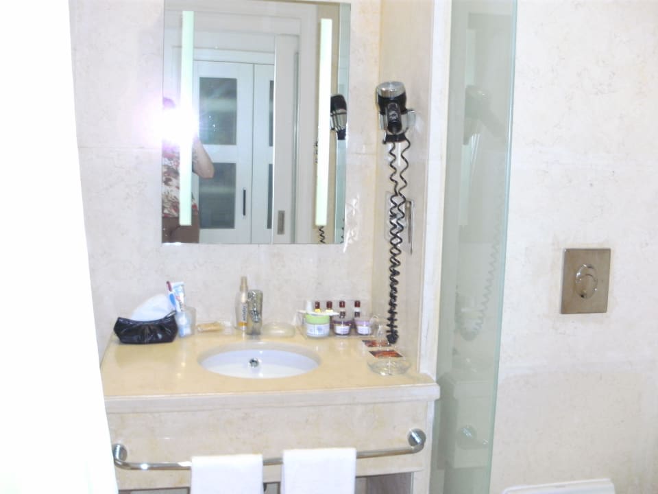 Das Bad mit großen Spiegeln Steigenberger Resort Achti Luxor