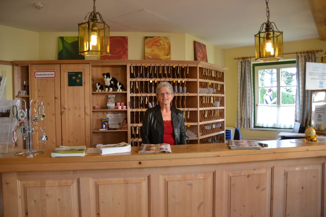 Rezeption mit Riet Biemans Theater- und Feriendorf Königsleitn