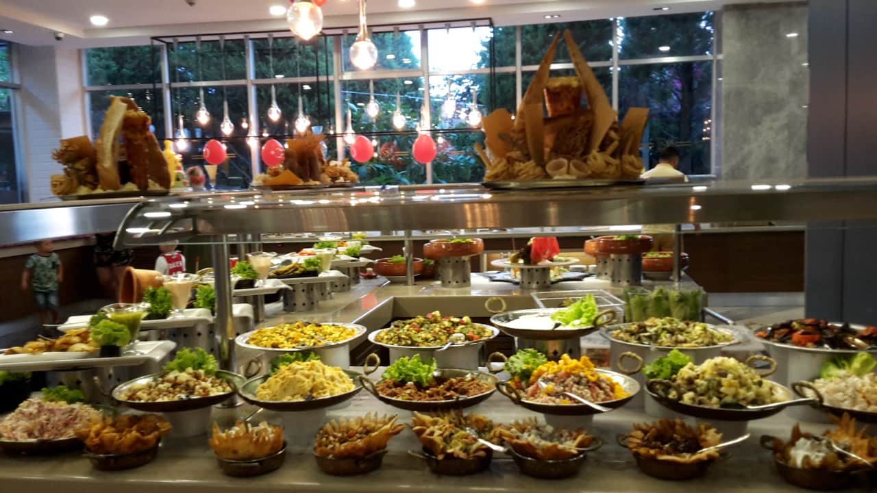 Riesiges Buffet Saturn Palace Resort Hotel