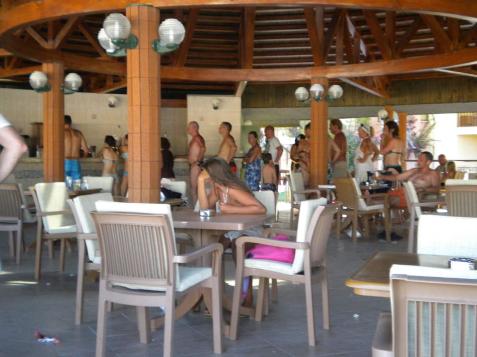Warteschlange bei der Poolbar VONRESORT Golden Beach