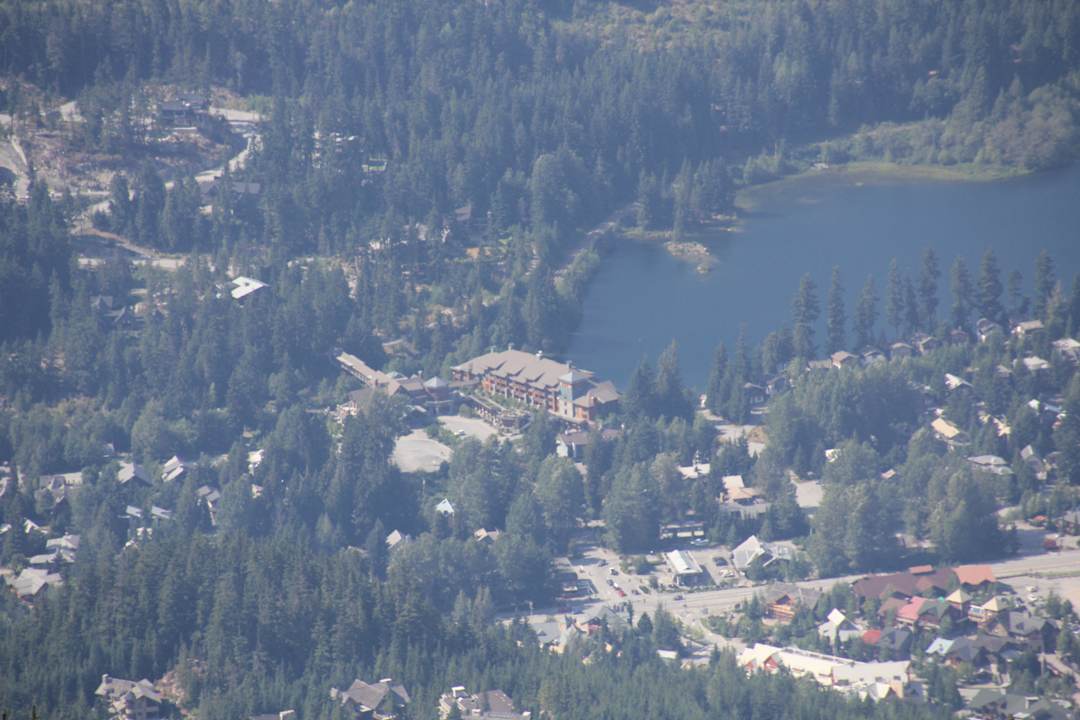 Vom Peak Mount Whister auf das Hotel geschaut Hotel Nita Lake Lodge