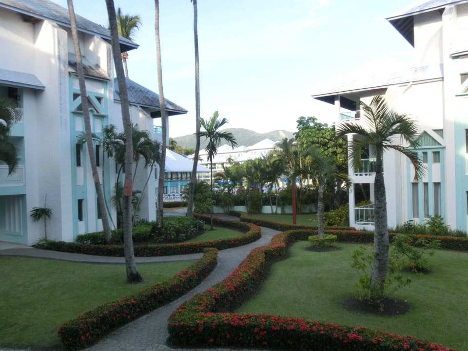 Sehr gepflegte Gartenanlagen überall Grand Paradise Playa Dorada