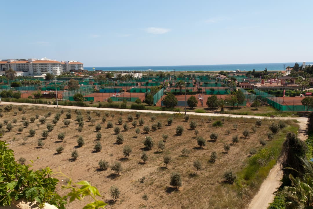 Blick zu den Tennisplätzen Ali Bey Club