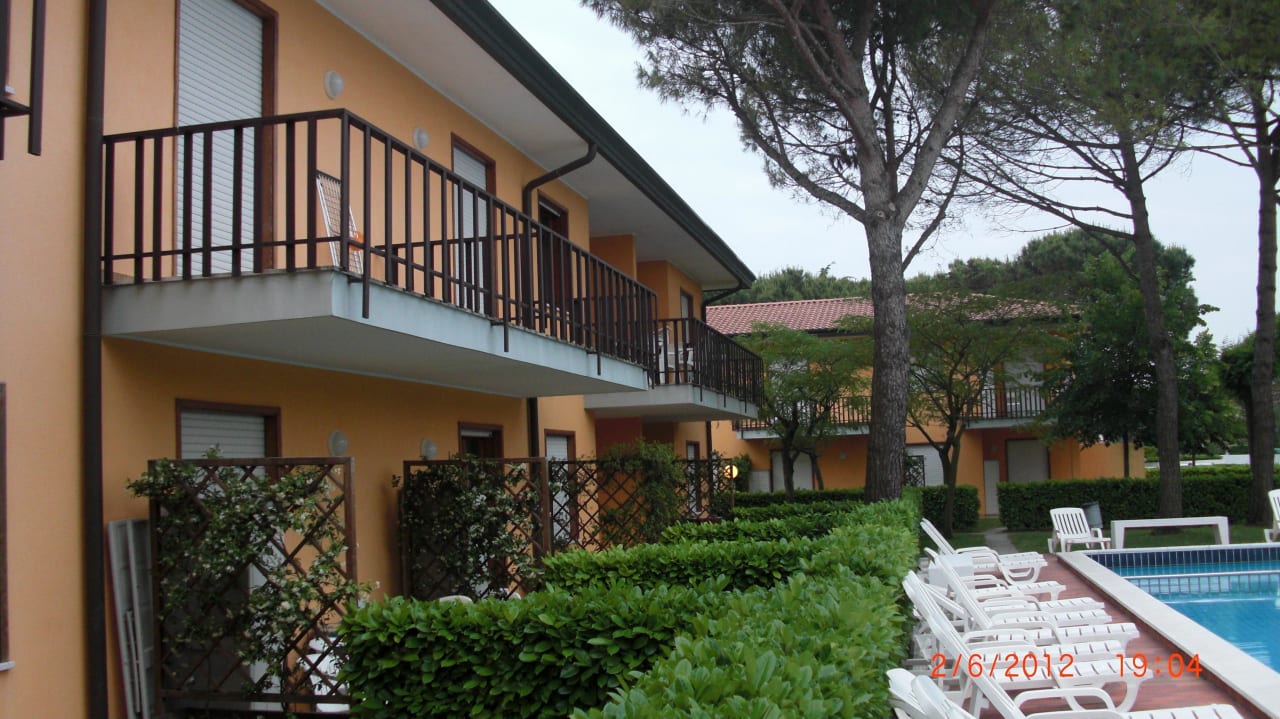 Häuserfront mit Pool Hotel Dei Gelsomini Villaggio