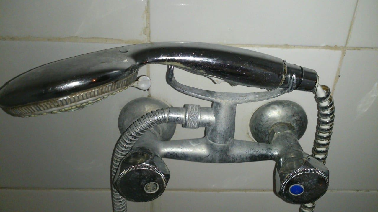 Verschmutzte Armatur Hotel Tulipan