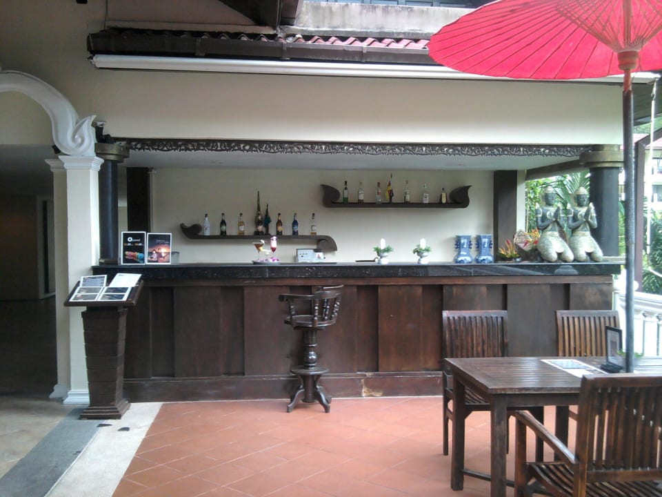 Bar im Lobbybereich mit einem Barhocker Khaolak Emerald Beach Resort & Spa