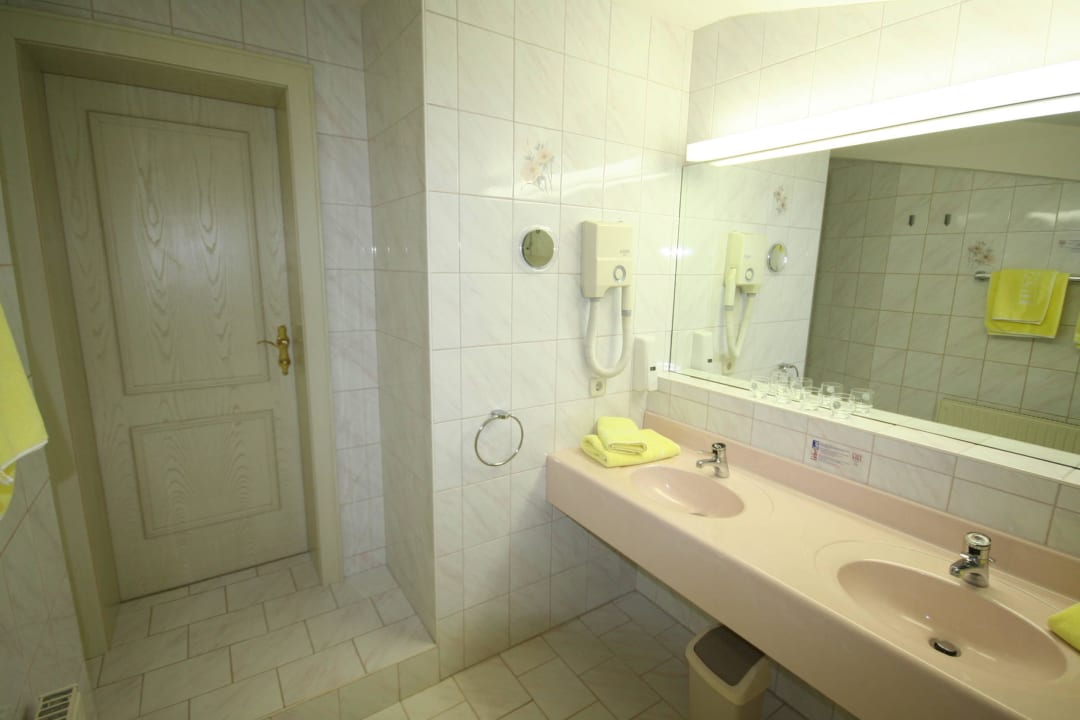 Badezimmer Doppelzimmer Südseite Balkon Hotel Kristall