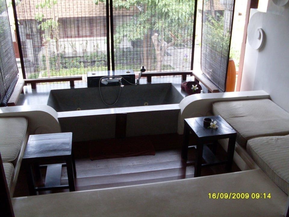 Balkon mit Jacuzzibadewanne Pavilion Samui Villas & Resort