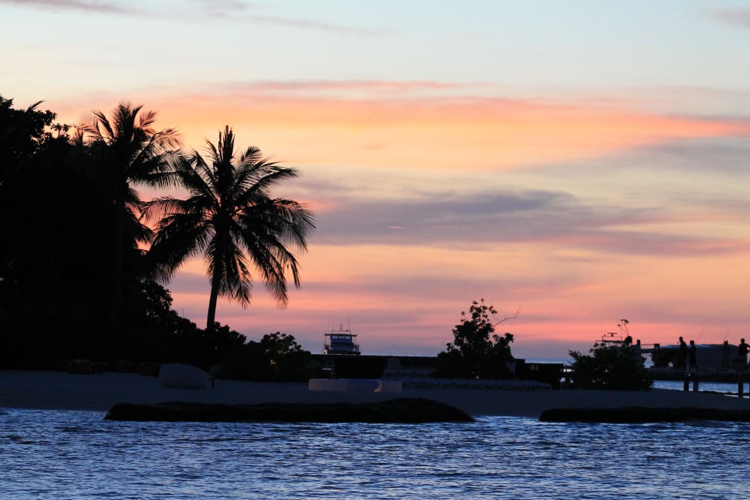 Strandbar bei Nacht Kuramathi Maldives