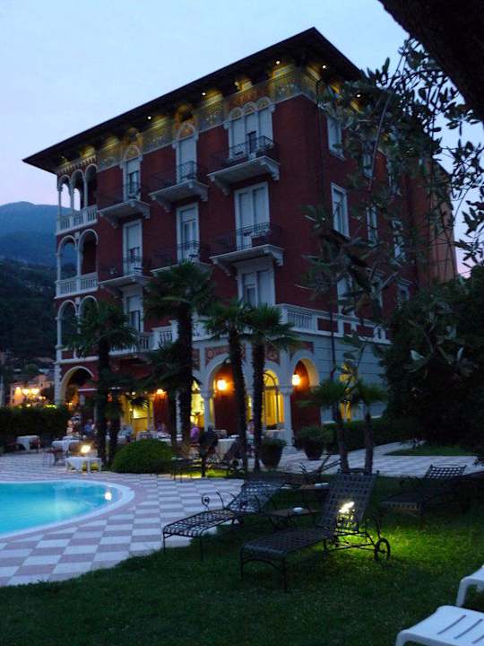 Außenansicht bei Dämmerung Hotel Milano