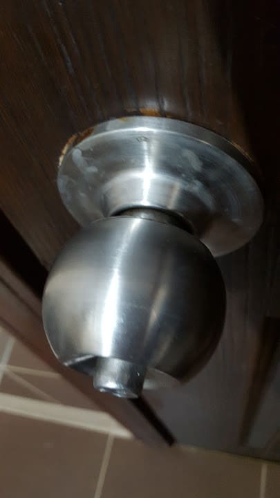 Schmuddeliger Türgriff im Badezimmer Hotel Aslan City Kleopatra