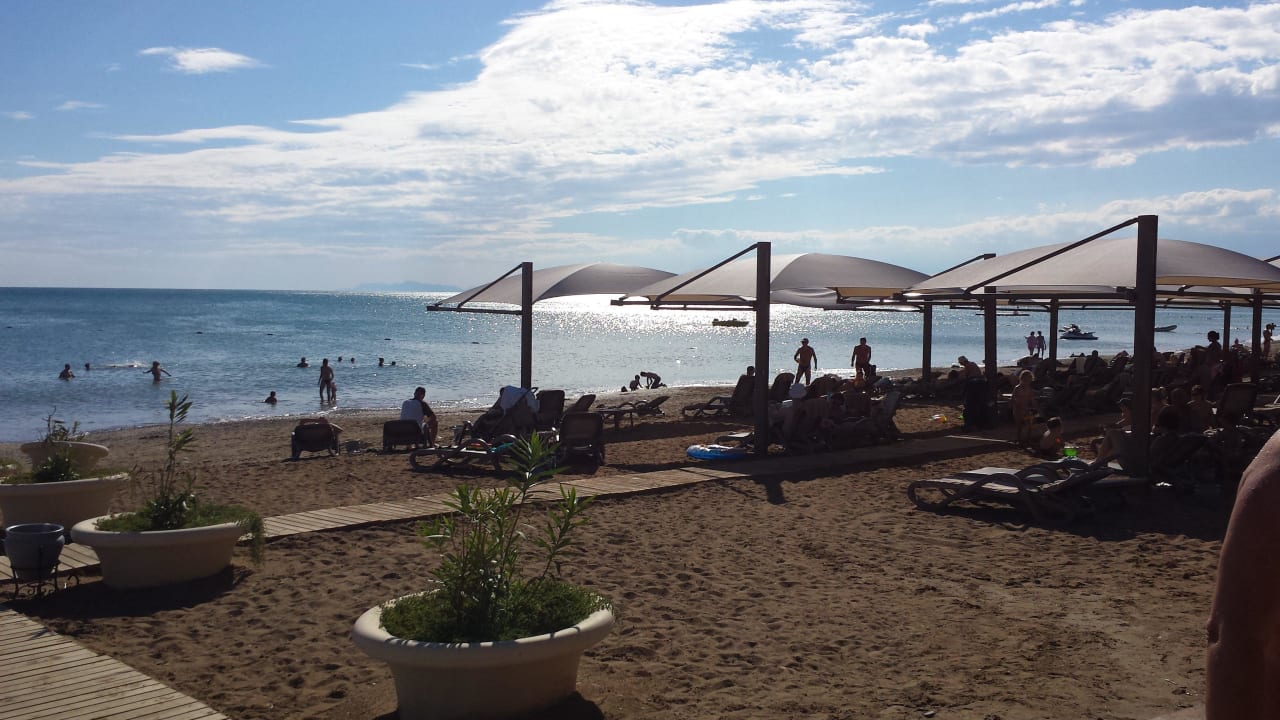 Sandstrand mit Dusche Bellis Deluxe Hotel