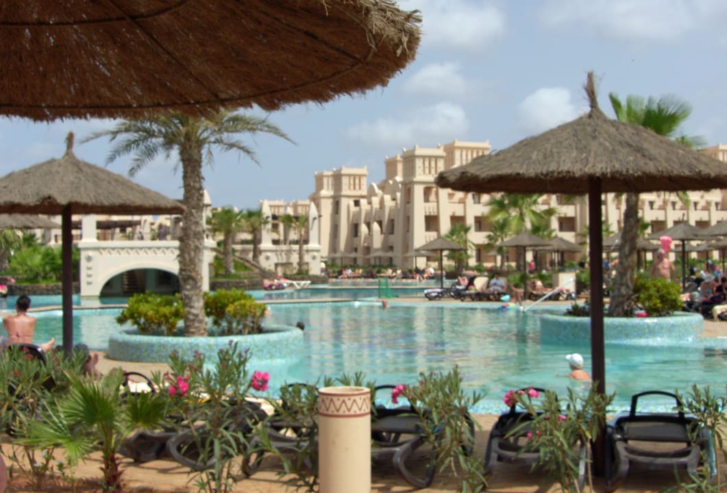 Pool mit belegten Liegen und keiner liegt drauf Hotel Riu Touareg
