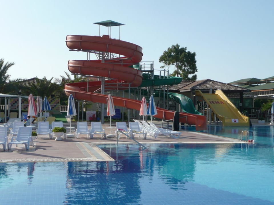 3 Rutschen beim großen Pool Hotel Club Nena