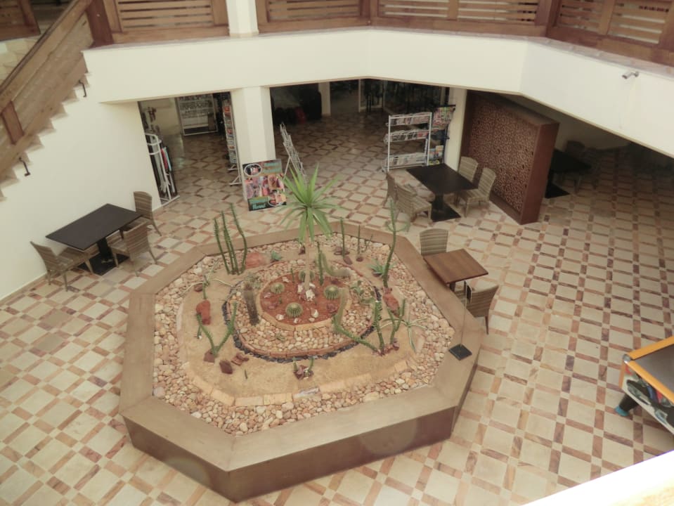 Vor der Ez-Zitouna-Bar.  Djerba Sun Beach Hotel & Spa