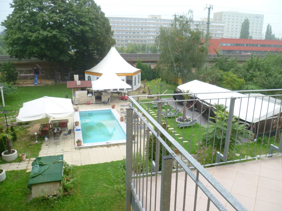 Garten, Pool, Bahnschienen und Zelte  Villa De Baron