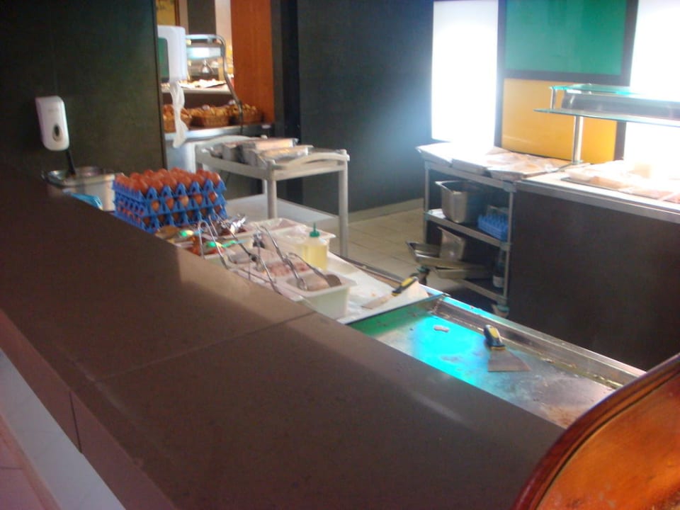 Blick hinter das offene Frühstücks-Buffet Mediterranean Palace Hotel