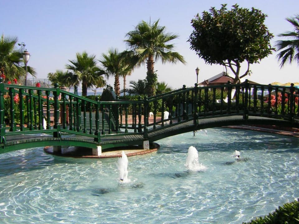 Die Brücke führt zum Strand. Gardenia Hotel