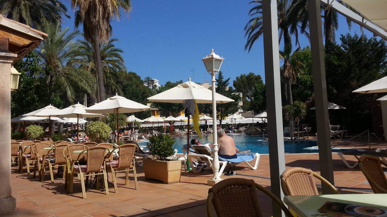 Die Bar und im Hintergrund der Pool Valentin Reina Paguera