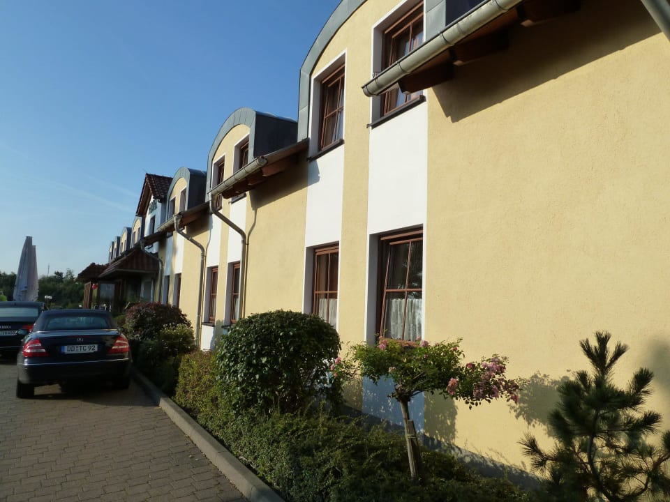 Rechter Hotelflügel & Parkplätze GreenLine Landhotel Dresden