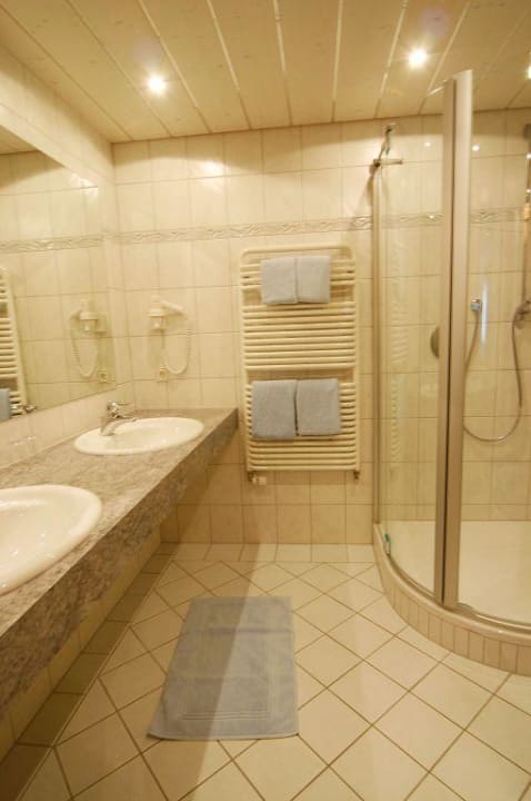 Bad des Zimmers 105 Hotel Alpenstüble