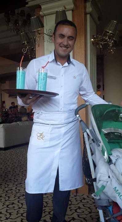 Ein sehr zuvorkommender Kellner Fame Residence Lara & Spa