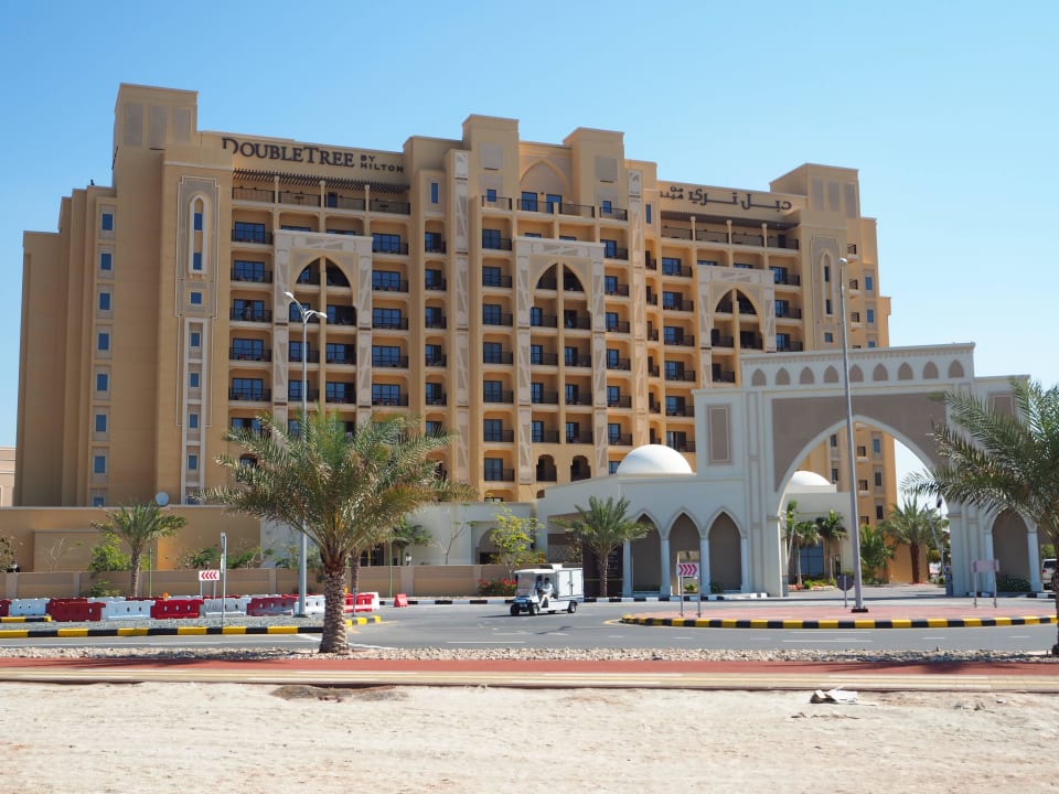 Von der Straße DoubleTree by Hilton Resort & Spa Marjan Island