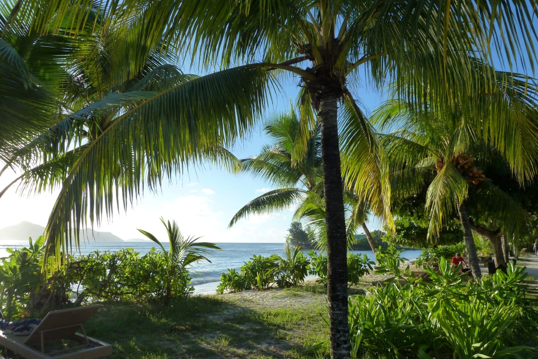 Strandabschnitt mit kleiner Liegewiese La Digue Island Lodge