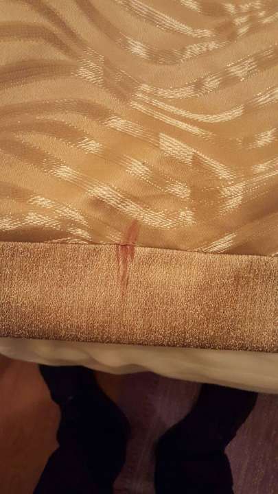 Flecke auf dem Bett  Liva Suite Hotel