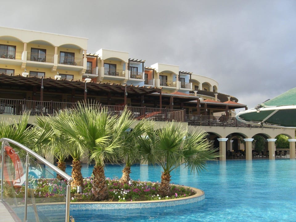 Blick auf das Hauptrestaurant vom Pool aus Lindos Imperial Resort & Spa