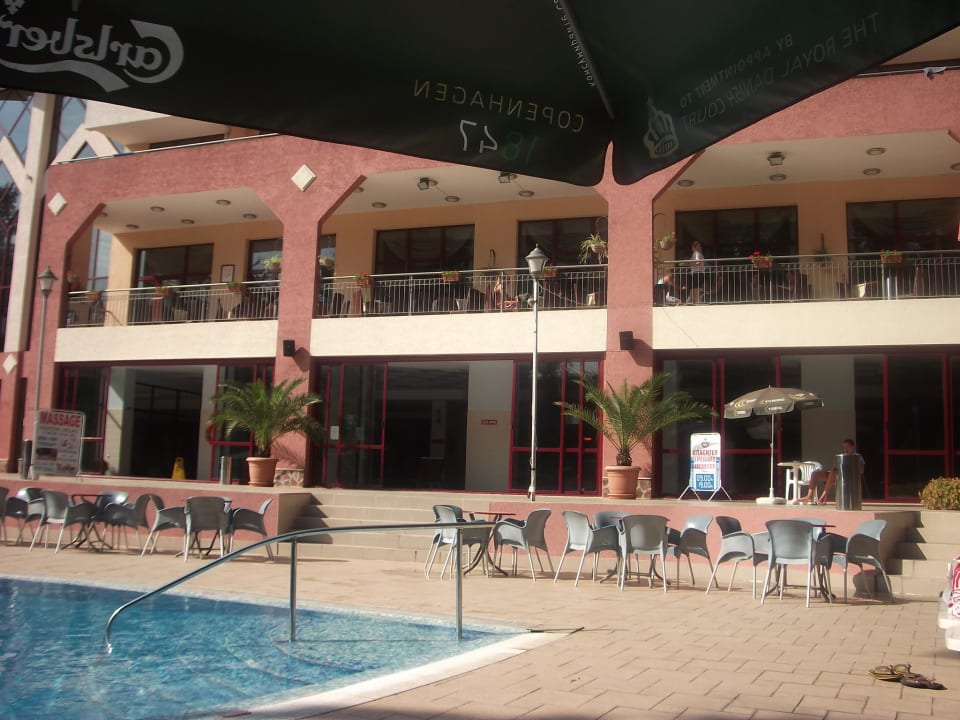 Blick vom Pool auf die Bühne und das Restaurant  Odessos Park Hotel