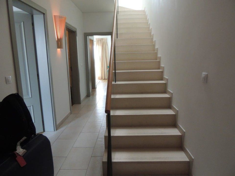 Ocean Villa Stiegenhaus,Blick zu Zimmern und Bäder Martinhal Sagres Beach Family Resort Hotel