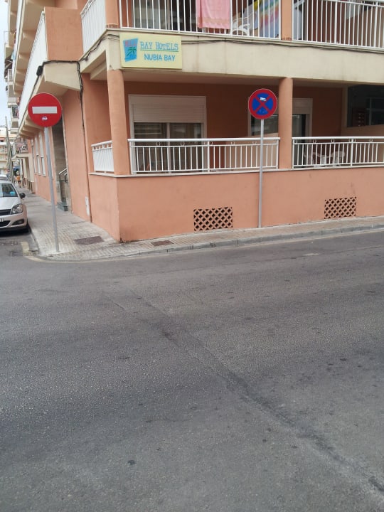 Unten links unser Zimmer"an einer Kreuzung" Ahoi! Urban Beach Hotel