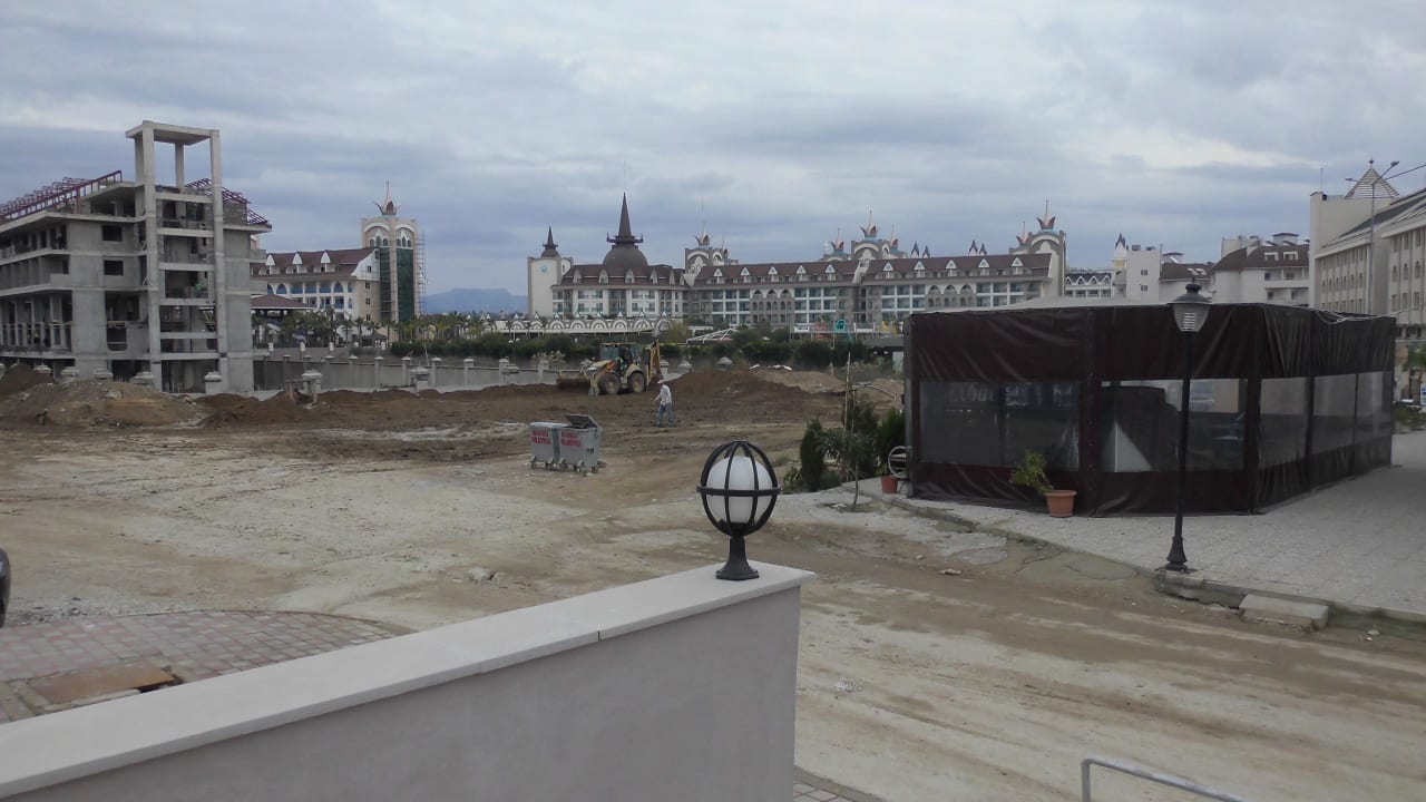 Links Charme und dahinter Crown Place Well Palace Side