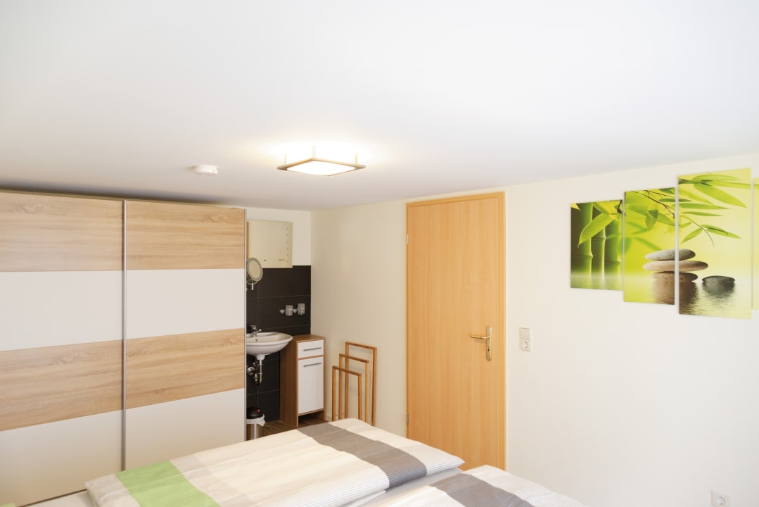 Schlafzimmer 2 mit Waschbecken und Schminkspiegel Ferienwohnung Schwarzwaldsteig