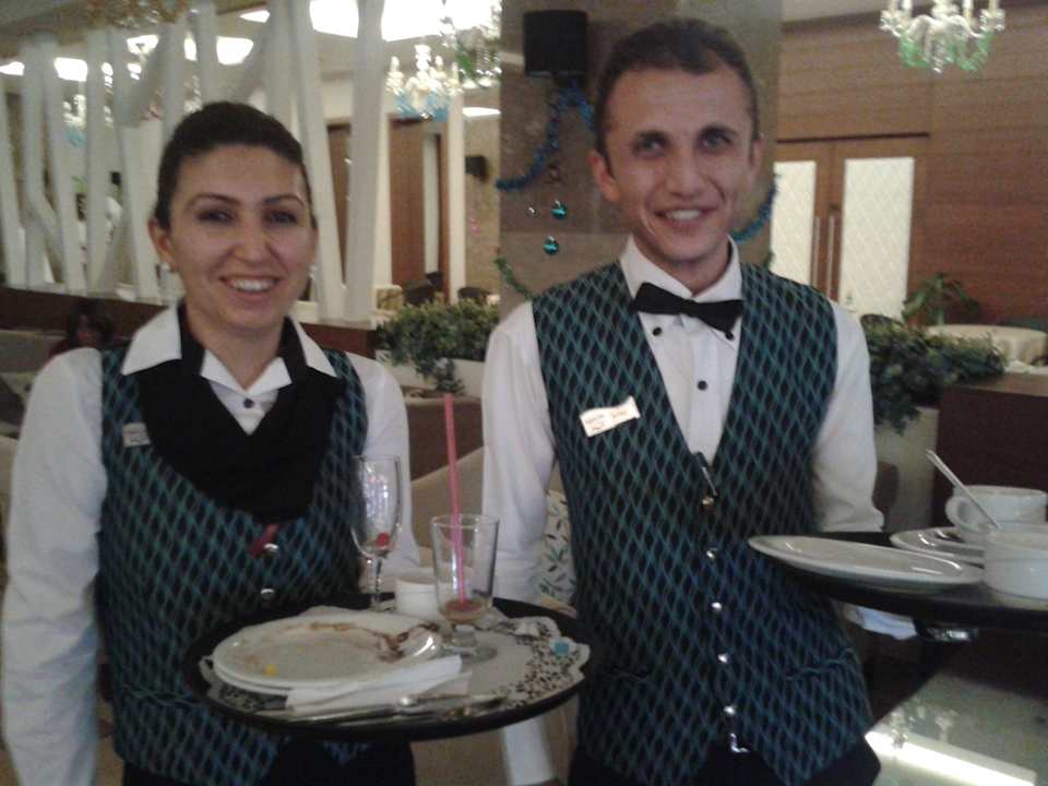 Ayaz und Ozlem sind sehr freundliche Bedienungen Adalya Ocean Deluxe