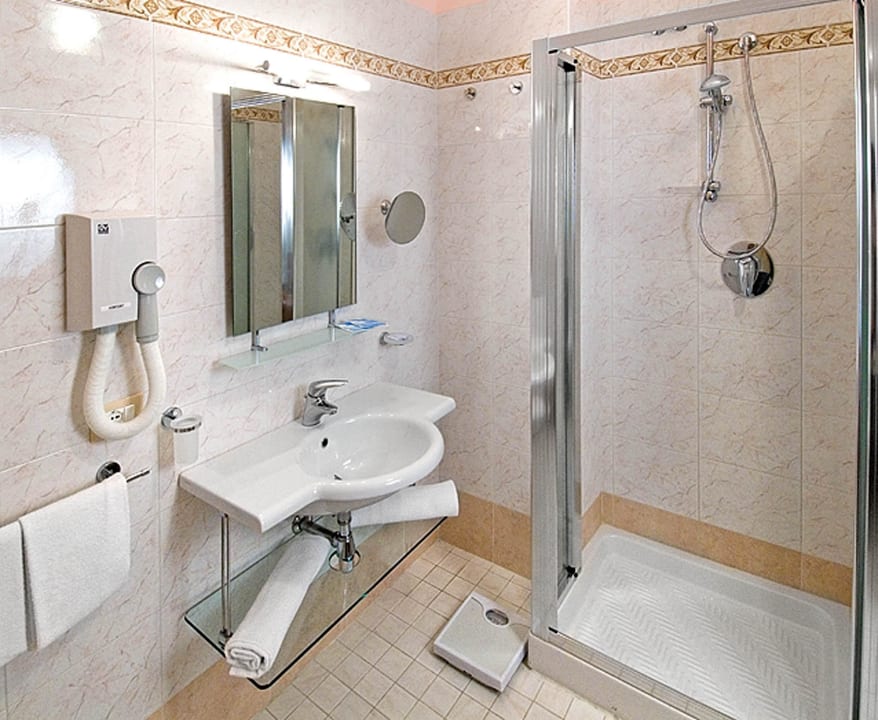 Hotel Bristol a Cervia bagno di una camera Hotel Bristol