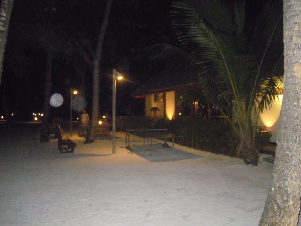 Zwei Tischtennisplatten vor der Bar Meeru Maldives Resort Island