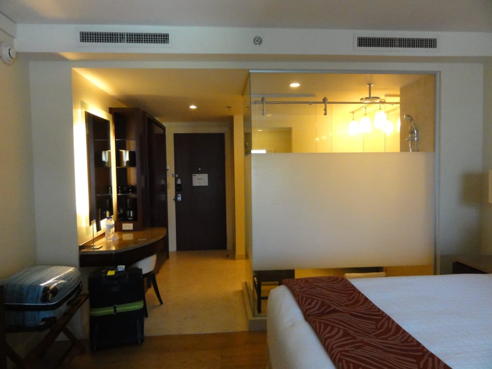 Zimmer und rundum verglaste Dusche Hyatt Regency Trinidad